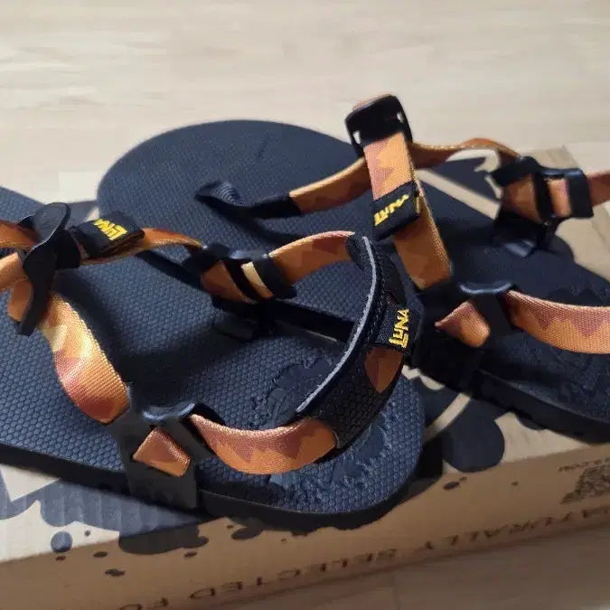 [BUNJANG] Luna Sandals Black/Orange Strap Sandals / 루나 샌들 블랙/오렌지 스트랩