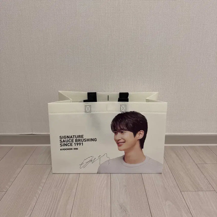 [BUNJANG] Kyochon Chicken Byun Wooseok Shopping Bag / 교촌치킨 변우석 쇼핑백 다용도백 부직포백 타포린백 가방