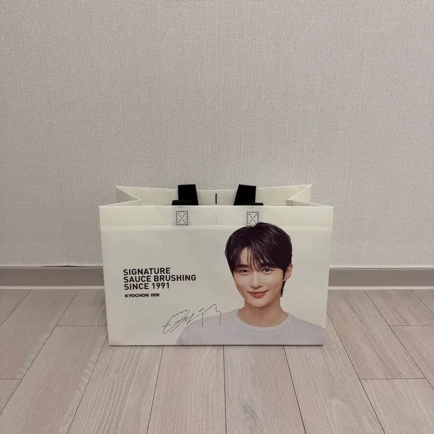 [BUNJANG] Kyochon Chicken Byun Wooseok Shopping Bag / 교촌치킨 변우석 쇼핑백 다용도백 부직포백 타포린백 가방