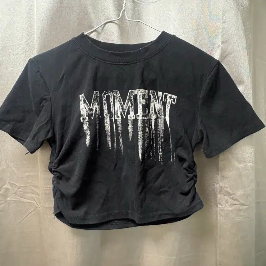 [BUNJANG] Black Cropped Short-Sleeve T-Shirt with Side Shirring and White Print / 옆셔링 프린팅 크롭 반팔티