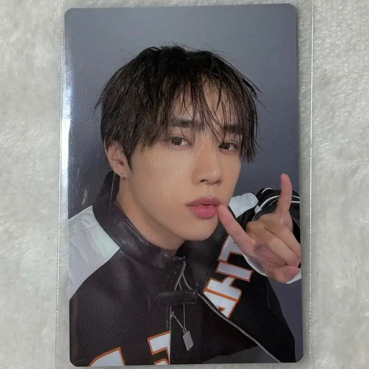 [SOLD OUT] 더보이즈 선우 더비랜드 하프집업 포카