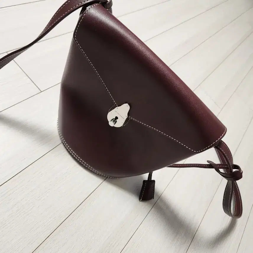[BUNJANG] Calvin Klein Leather Bucket Bag / 캘빈클라인 레더 버킷백몇번 사용 안해서 사용감은 거의 없는데 보관하면