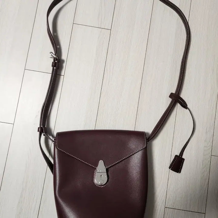 [BUNJANG] Calvin Klein Leather Bucket Bag / 캘빈클라인 레더 버킷백몇번 사용 안해서 사용감은 거의 없는데 보관하면
