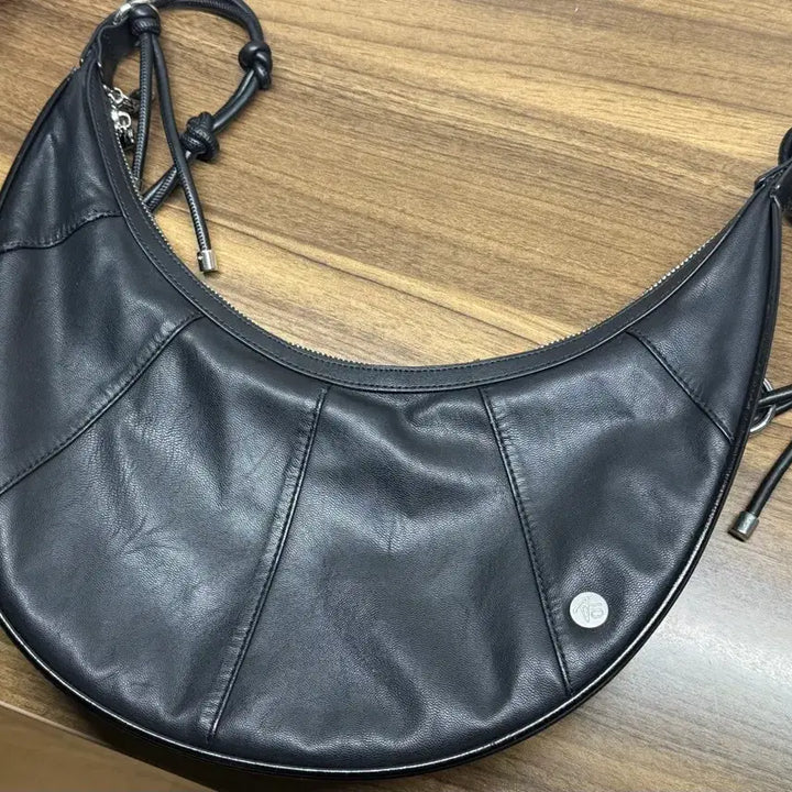 [BUNJANG] Addoff Half Moon Black Crossbody Bag / 애드오프 하프 문 백 블랙