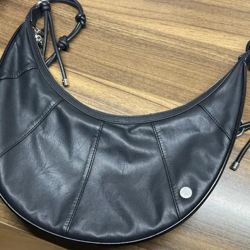 [BUNJANG] Addoff Half Moon Black Crossbody Bag / 애드오프 하프 문 백 블랙
