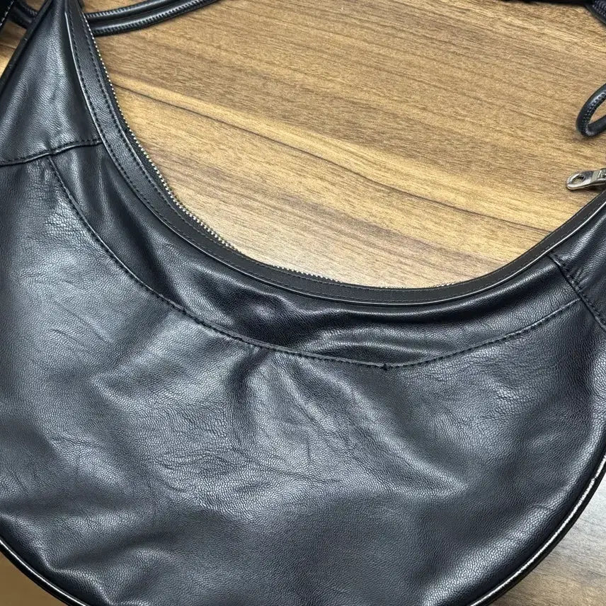 [BUNJANG] Addoff Half Moon Black Crossbody Bag / 애드오프 하프 문 백 블랙