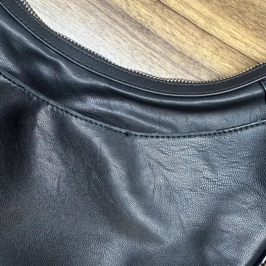 [BUNJANG] Addoff Half Moon Black Crossbody Bag / 애드오프 하프 문 백 블랙