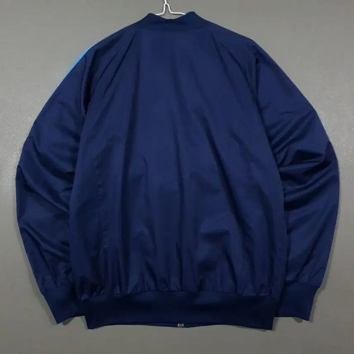 [SOLD OUT] L) 아디다스 딥네이비 하늘 배색 유로파 폴리쉘 봄버 져지 바람막이 자켓