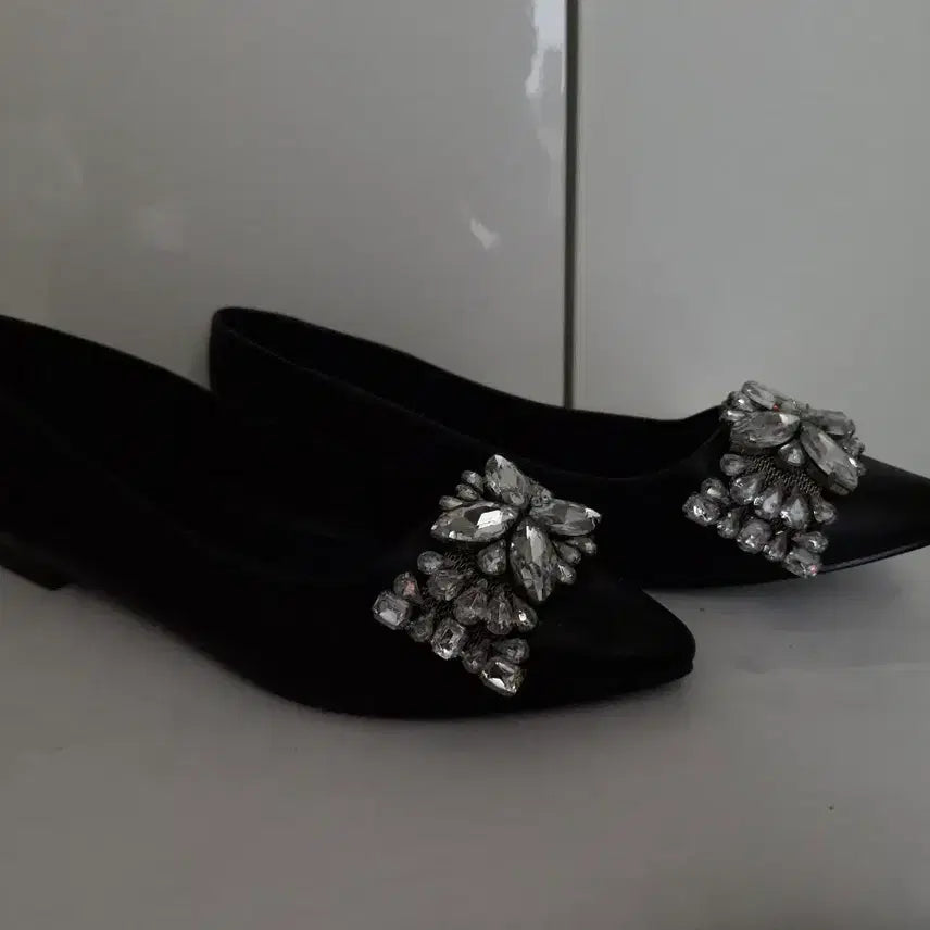[SOLD OUT] MANGO 망고 큐빅 플랫 슈즈 블랙/베이지