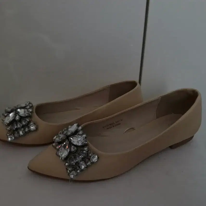 [SOLD OUT] MANGO 망고 큐빅 플랫 슈즈 블랙/베이지