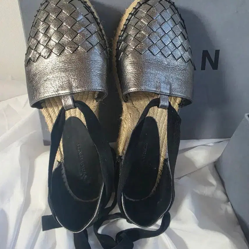 [BUNJANG] Bottega Veneta Metallic Silver Espadrille Sandals / 보테가베네타 메탈릭 실버 에스파듀 샌들 (정품)