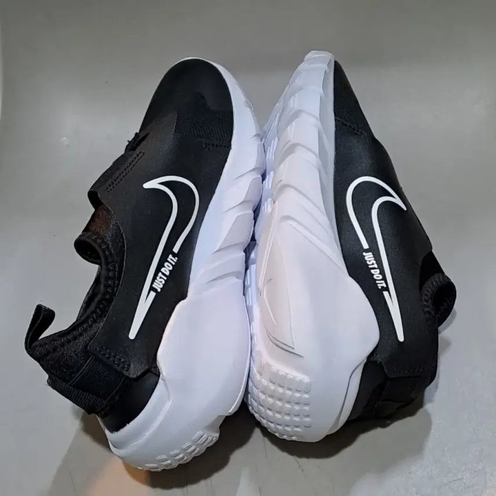 [BUNJANG] Nike Flex Runner 2 GS 250mm Sneakers / 나이키 플렉스 러너 2 GS    250mm