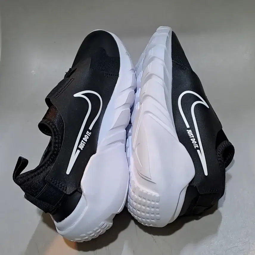 [BUNJANG] Nike Flex Runner 2 GS 250mm Sneakers / 나이키 플렉스 러너 2 GS    250mm