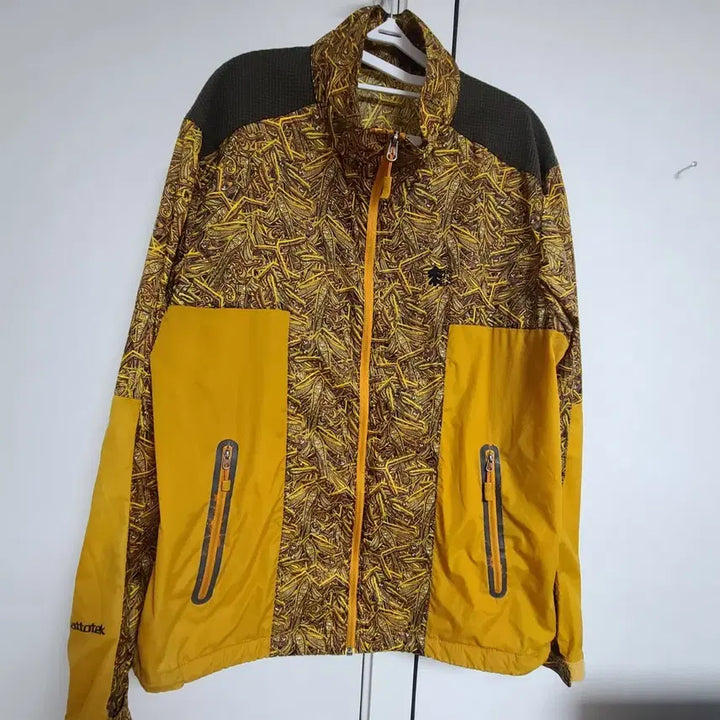 [SOLD OUT] 코오롱 옐로우 패턴 바람막이 자켓