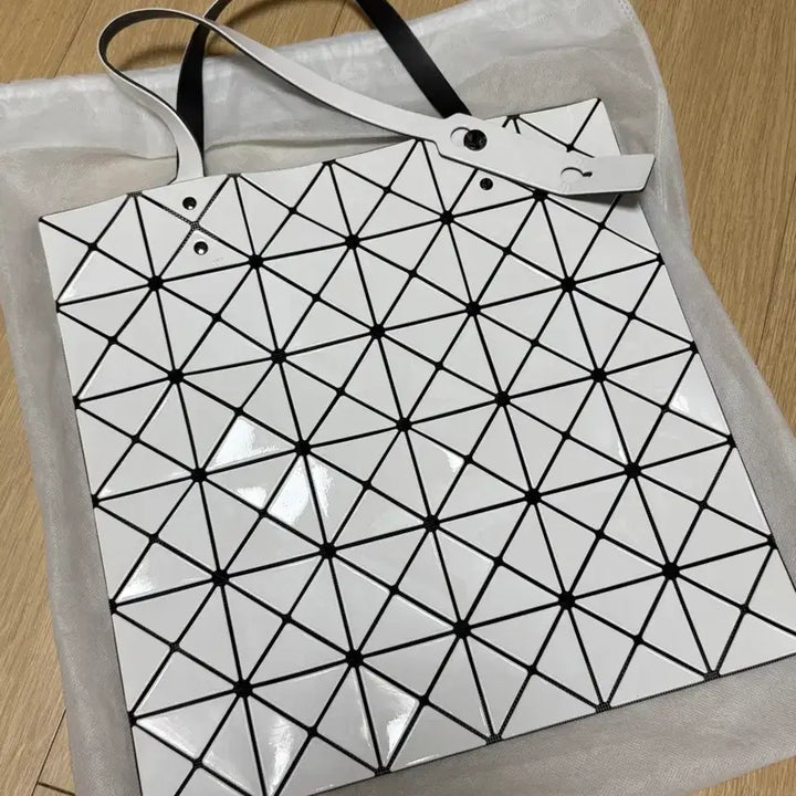 [BUNJANG] Bao Bao Issey Miyake White Tote Bag / 바오바오 이세이미야케 화이트