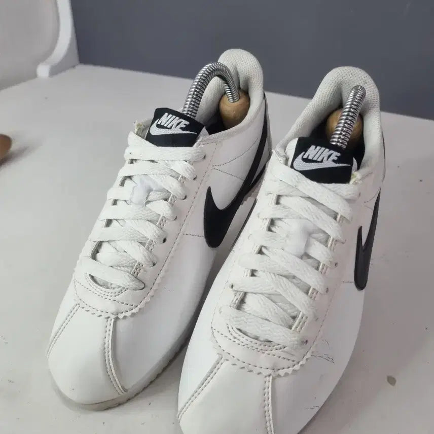 [BUNJANG] Nike Cortez White and Black Sneakers / 효자빈티지 235 나이키 코르테즈 흰검