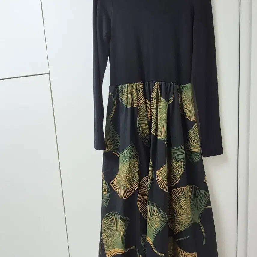 [BUNJANG] Leaf Pattern Turtleneck Long Dress / 블랙 목폴라 잎사귀 패턴 롱 원피스 프리