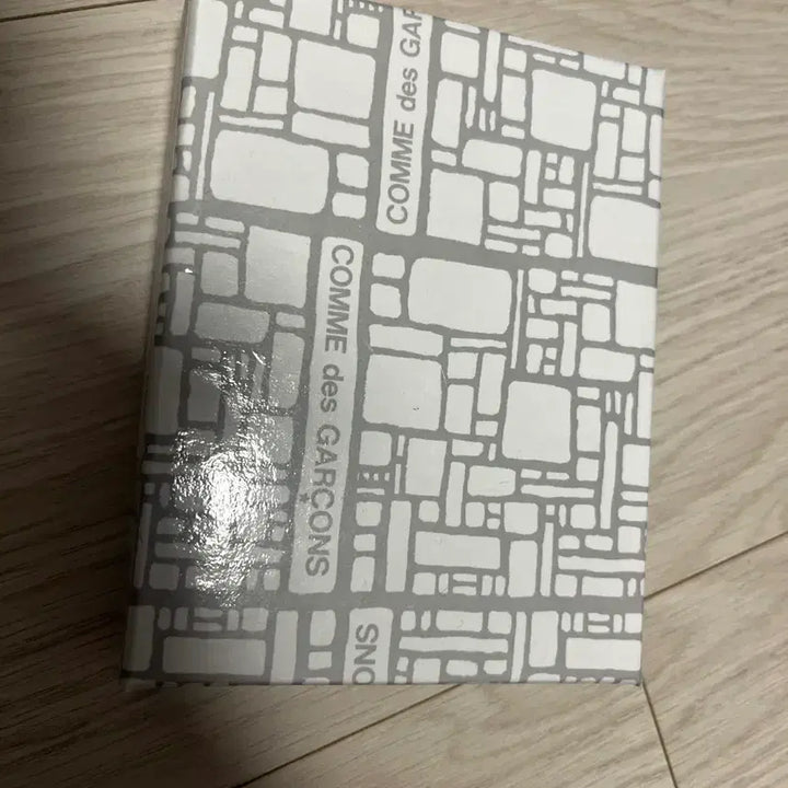 [SOLD OUT] 꼼데가르송 폴카닷 반지갑 그레이 새상품