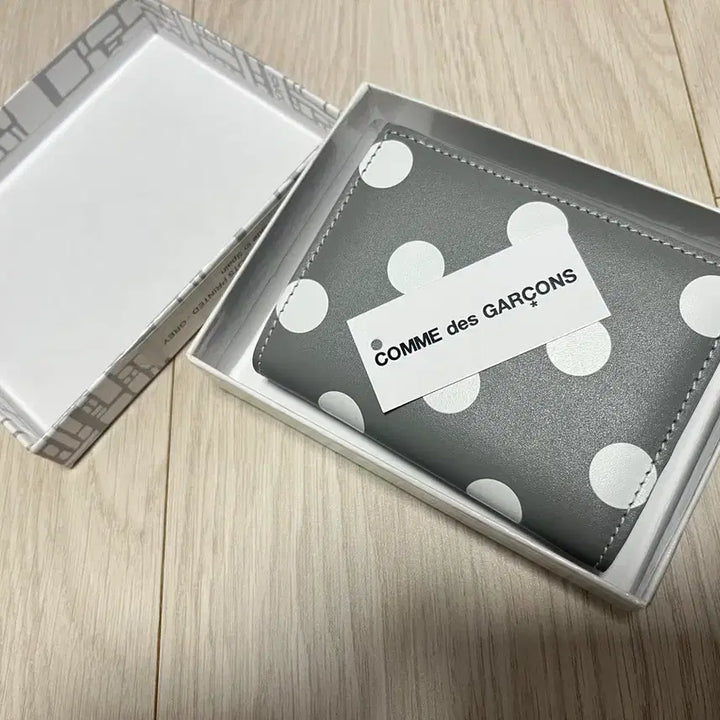 [SOLD OUT] 꼼데가르송 폴카닷 반지갑 그레이 새상품