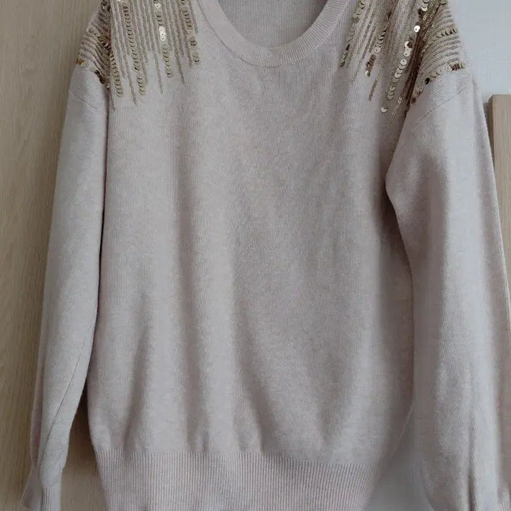 [BUNJANG] Ivory Sequin Embellished Knit Top - New / 아이보리 스팽글 장식 니트~새상품