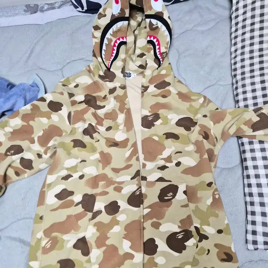 [SOLD OUT] 베이프 그라데이션 카모 샤크 후드