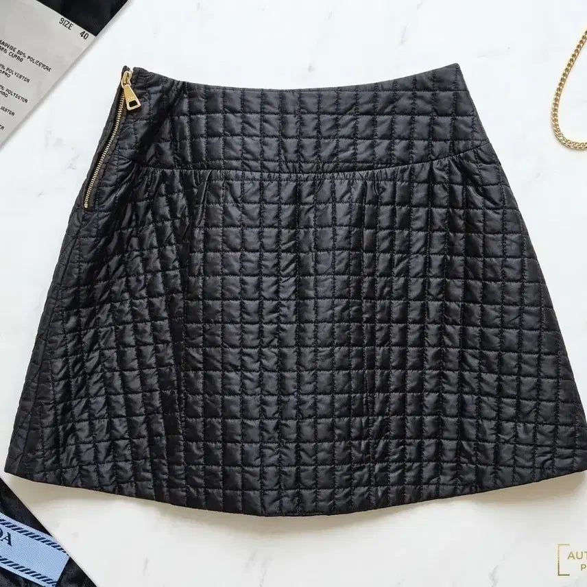 [BUNJANG] PRADA Japan Line Signature Quilted Skirt / [정품] 프라다(PRADA) 재팬 라인 시그너처 퀼팅 스커트 (42)