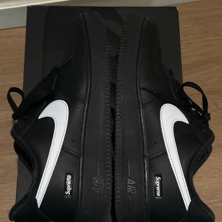 [BUNJANG] Nike x Supreme Air Force 1 Low Black Sneakers / 나이키 x 슈프림 에어포스 1 로우 블랙
