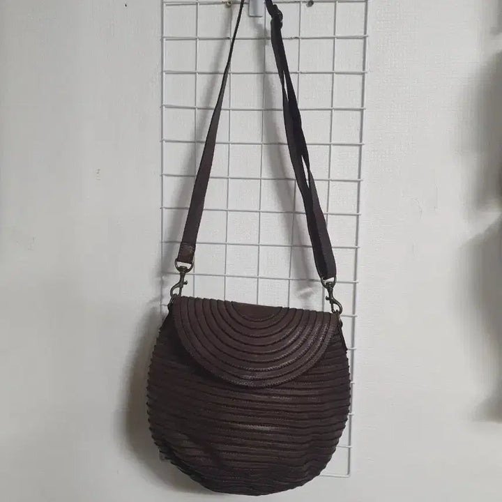 [BUNJANG] ISEAE Cowhide Crossbody Bag / 이새 소가죽 크로스백