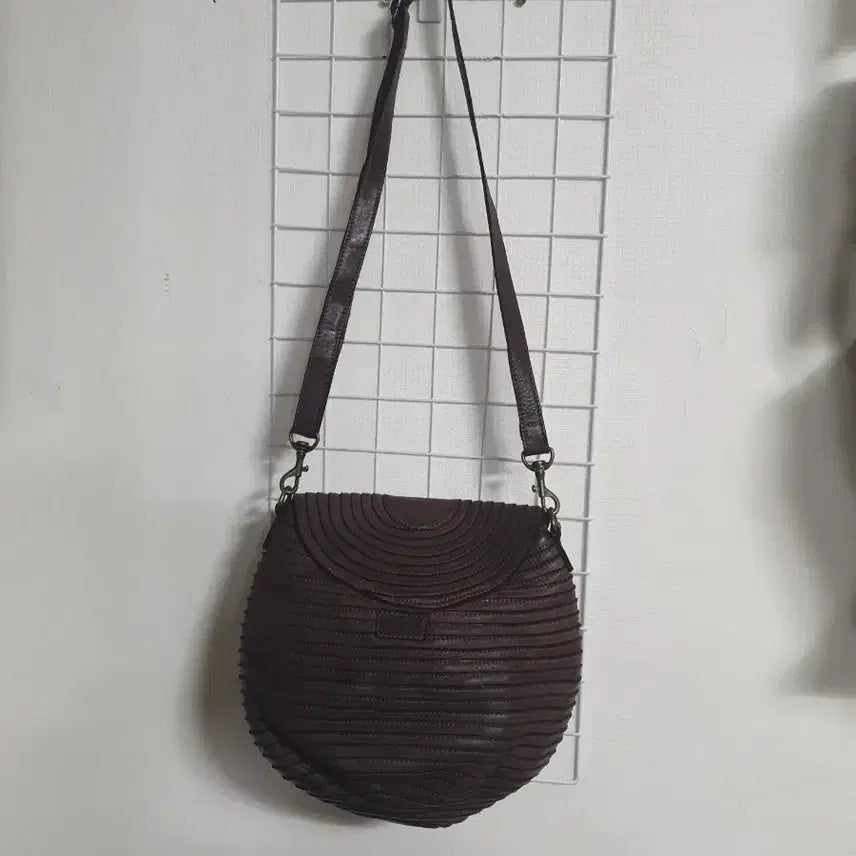 [BUNJANG] ISEAE Cowhide Crossbody Bag / 이새 소가죽 크로스백