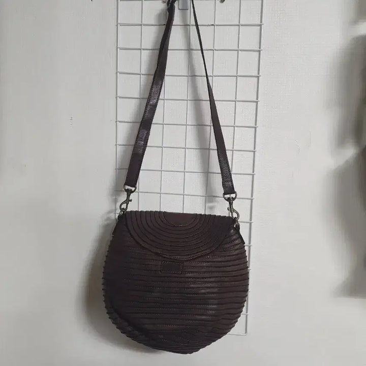 [BUNJANG] ISEAE Cowhide Crossbody Bag / 이새 소가죽 크로스백