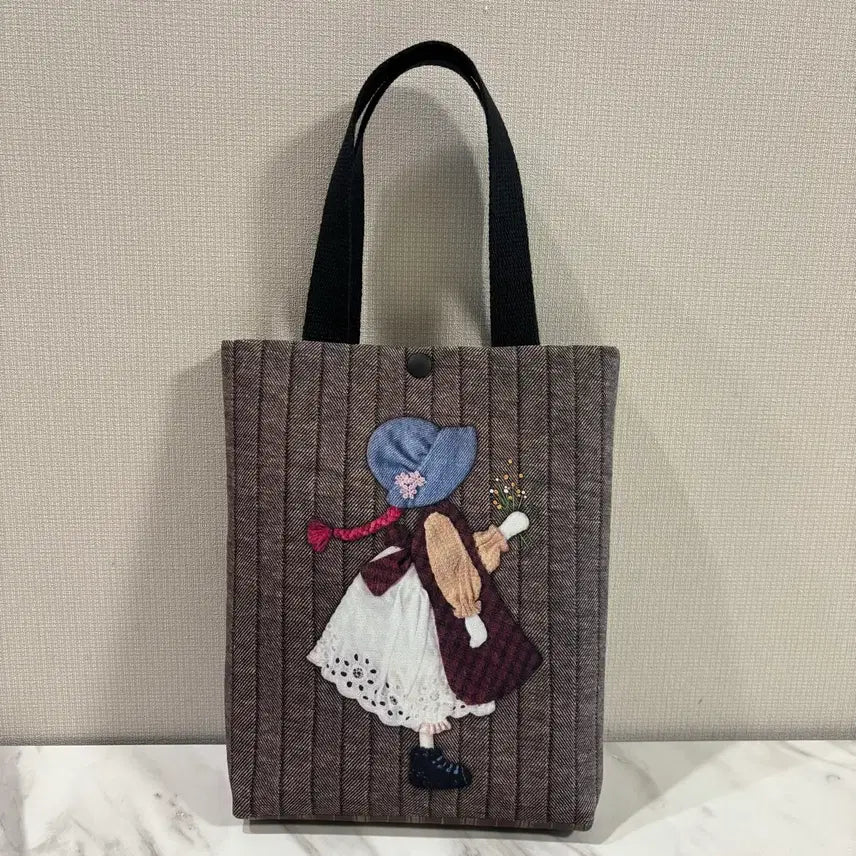 [SOLD OUT] 7% 퀼트 꽃을 든 소녀 토트백