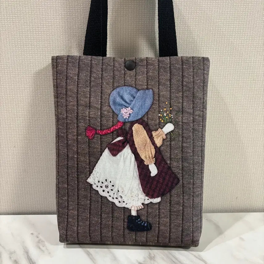 [SOLD OUT] 7% 퀼트 꽃을 든 소녀 토트백