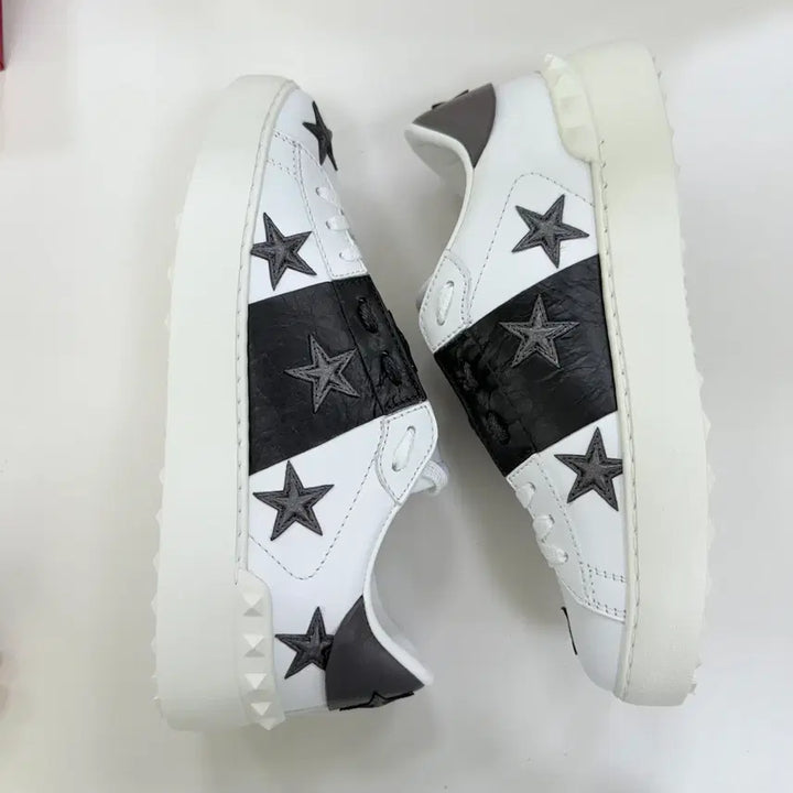 [SOLD OUT] 정품 35(220정도 )(새상품)발렌티노 가라바니 스니커즈