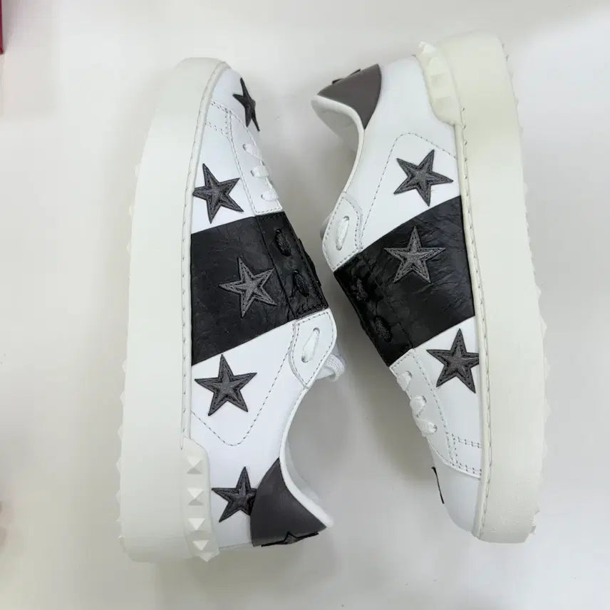 [SOLD OUT] 정품 35(220정도 )(새상품)발렌티노 가라바니 스니커즈
