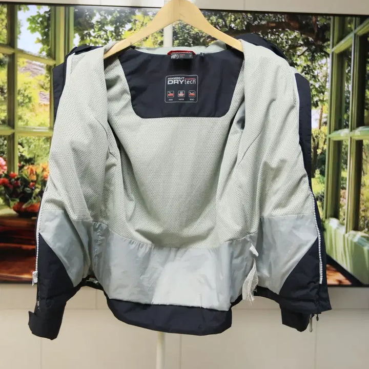 [SOLD OUT] 마무트 바람막이 핏 진짜 예쁜 라인/ 공용