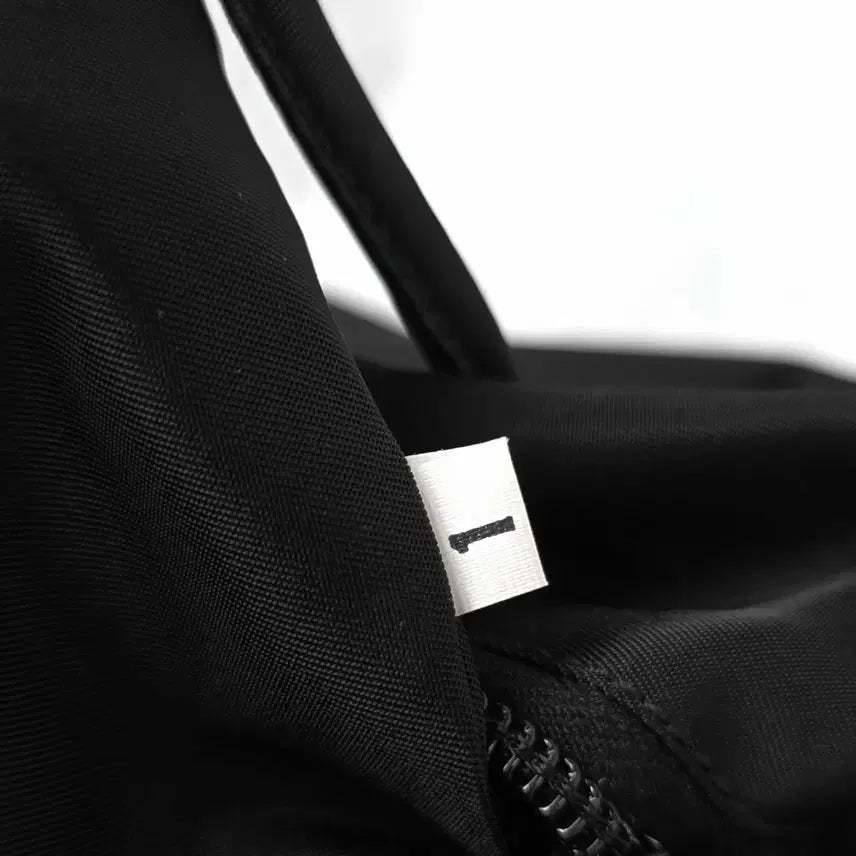 [SOLD OUT] [정품 PRADA] 프라다 직사각 나일론 토트백 여성 서류가방