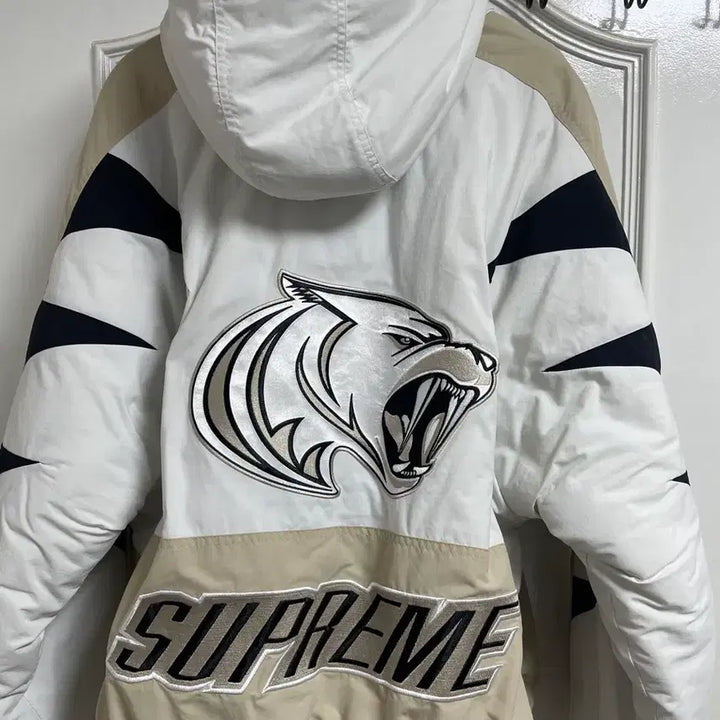 [BUNJANG] Supreme Wildcat Sideline Puffer Jacket Grey / 슈프림 와일드캣 사이드라인 퍼퍼 자켓 그레이 - 23FW