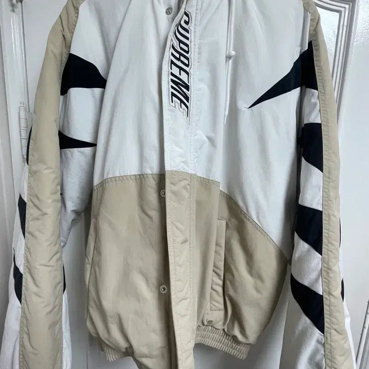 [BUNJANG] Supreme Wildcat Sideline Puffer Jacket Grey / 슈프림 와일드캣 사이드라인 퍼퍼 자켓 그레이 - 23FW