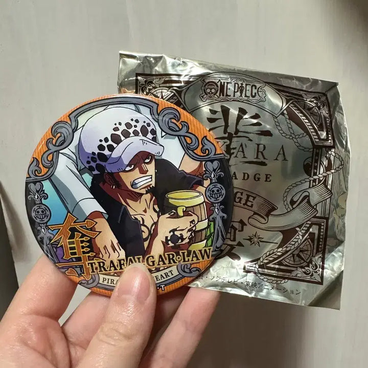 [BUNJANG] One Piece Trafalgar Law Badge / 원피스 로우 뱃지