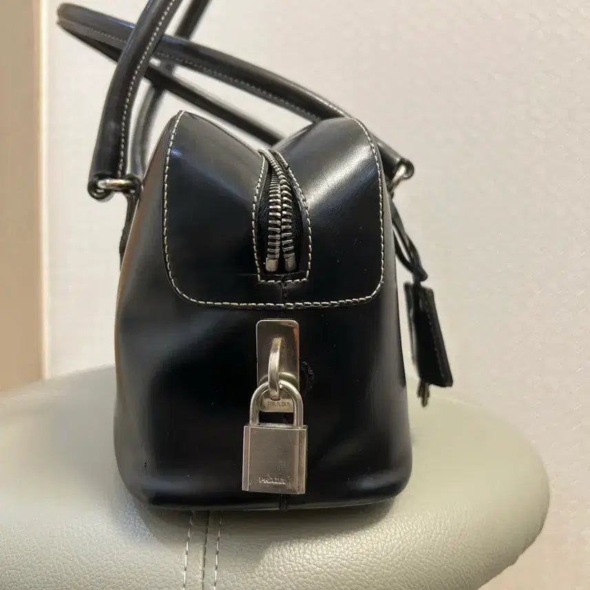 [SOLD OUT] 프라다 빈티지 레더 볼링백 토트백