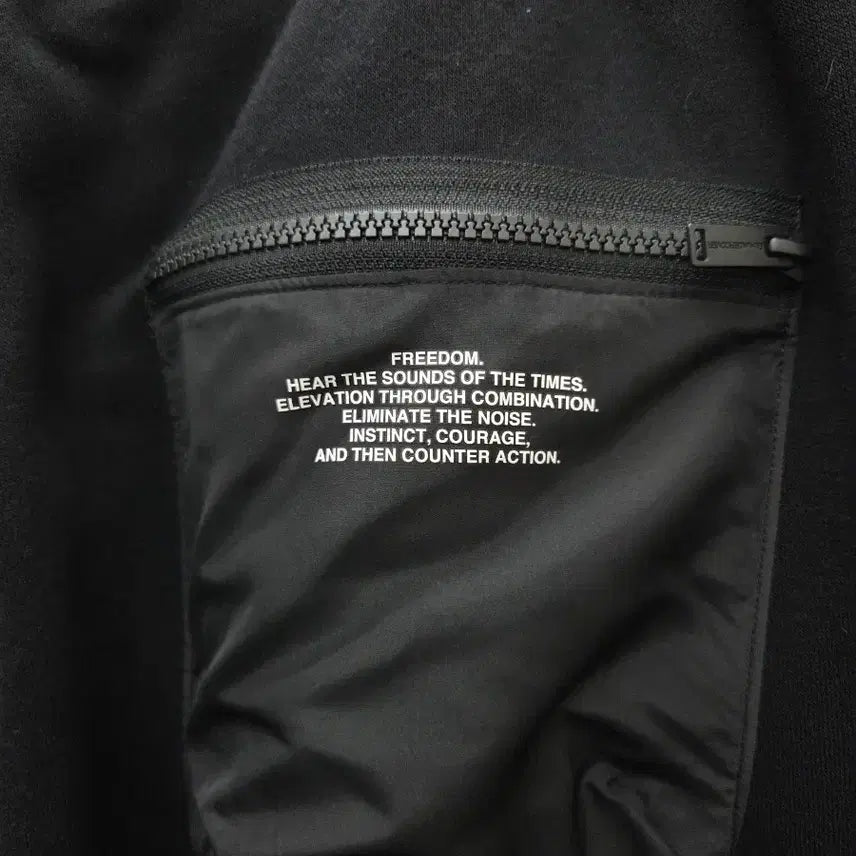 [BUNJANG] GU Undercover Collaboration Limited Edition Sweatshirt and Jogger Pants Set / GU 언더커버 콜라보 한정판 맨투맨 상하의 세트