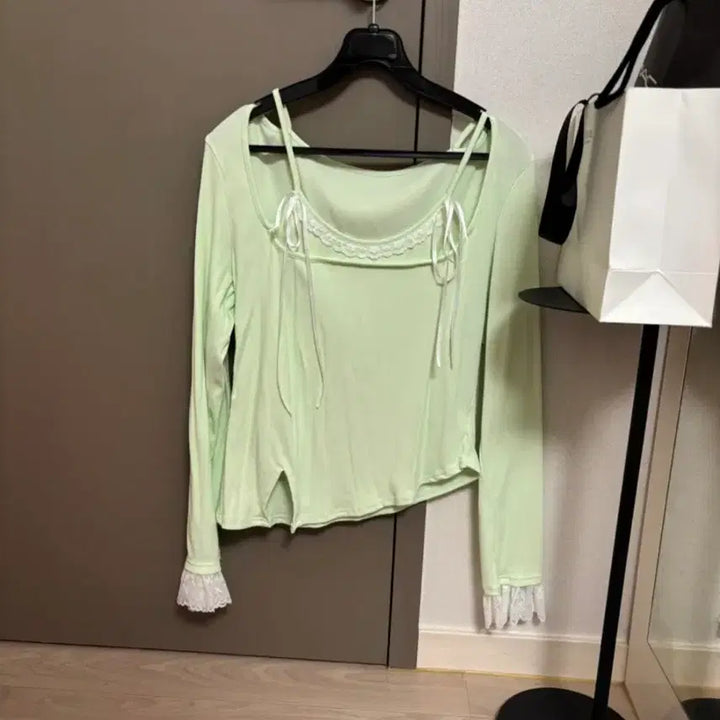 [SOLD OUT] 쎄무아듀 발레코어 비대칭 레이스 슬리브 탑