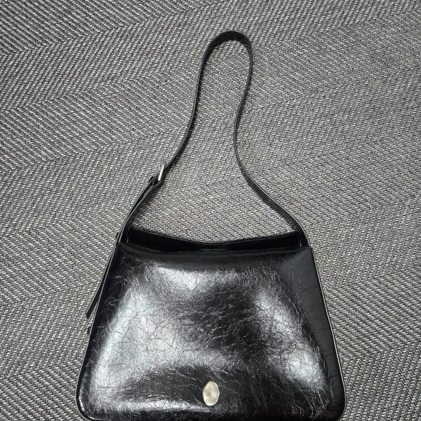 [BUNJANG] OSTKAKA Knut Triangle Shoulder Bag Black / 오스트카카 OSTKAKA 크누트 트라이앵글 숄더백 블랙