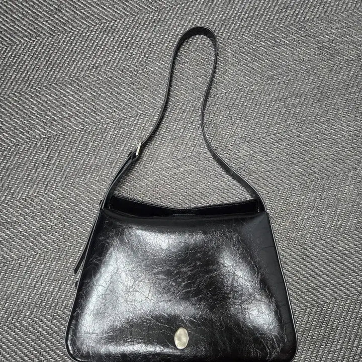 [BUNJANG] OSTKAKA Knut Triangle Shoulder Bag Black / 오스트카카 OSTKAKA 크누트 트라이앵글 숄더백 블랙
