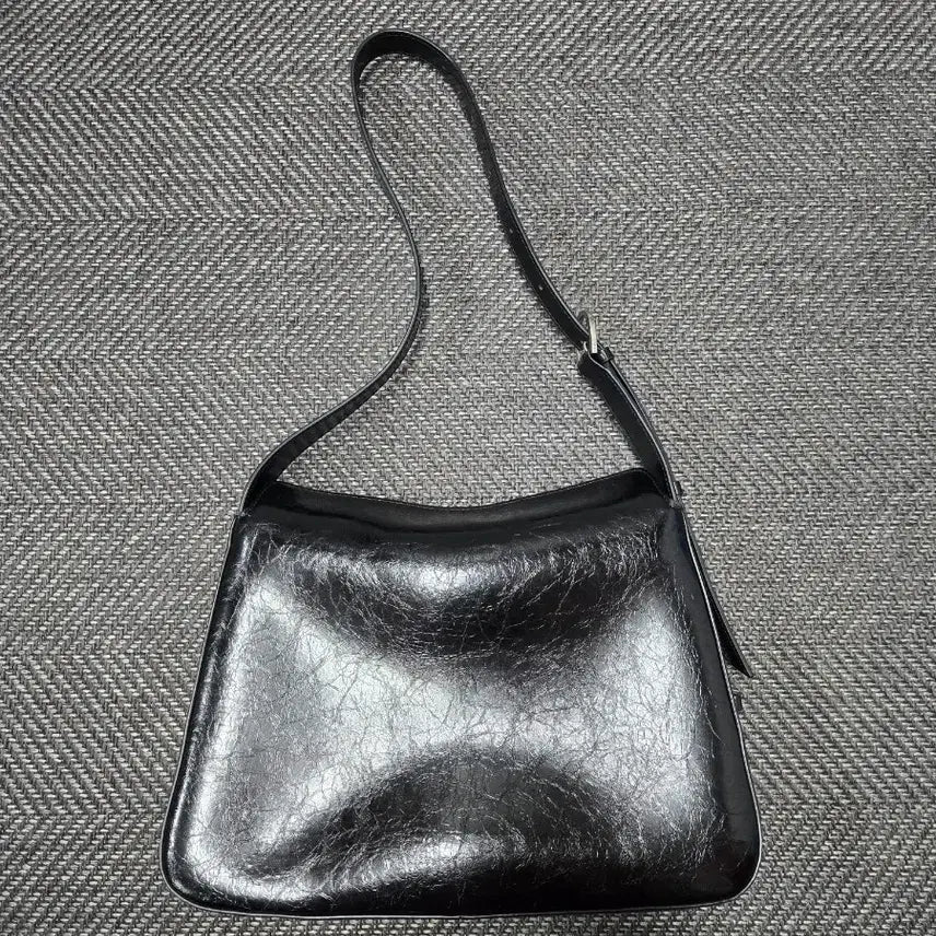 [BUNJANG] OSTKAKA Knut Triangle Shoulder Bag Black / 오스트카카 OSTKAKA 크누트 트라이앵글 숄더백 블랙