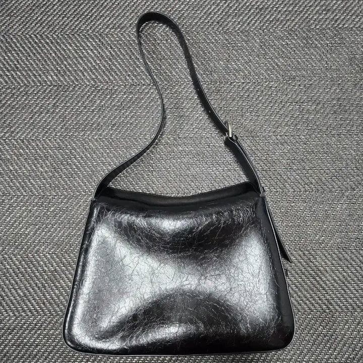[BUNJANG] OSTKAKA Knut Triangle Shoulder Bag Black / 오스트카카 OSTKAKA 크누트 트라이앵글 숄더백 블랙