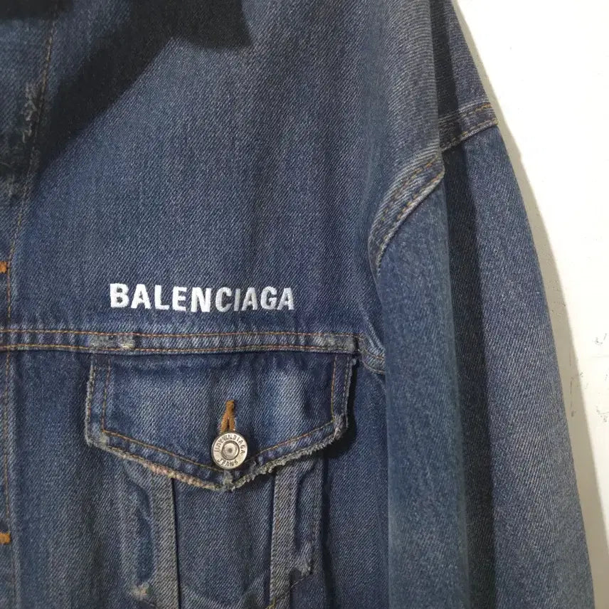 [BUNJANG] Balenciaga Back Logo Denim Jacket / 발렌시아가 백로고 데님 청자켓 34 Size
