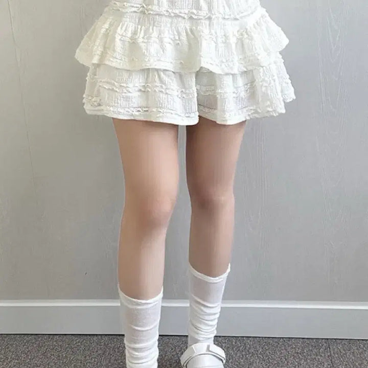 [SOLD OUT] 무료배송. 새상품. 에이블리 화이트 캉캉 프릴 셔링 숏 미니스커트
