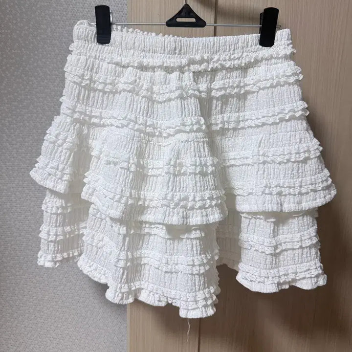 [SOLD OUT] 무료배송. 새상품. 에이블리 화이트 캉캉 프릴 셔링 숏 미니스커트