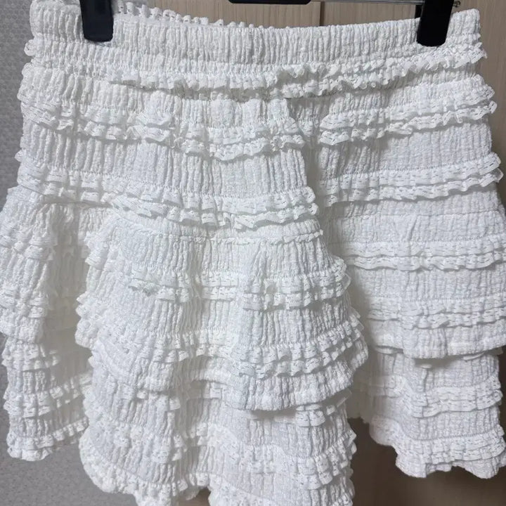 [SOLD OUT] 무료배송. 새상품. 에이블리 화이트 캉캉 프릴 셔링 숏 미니스커트